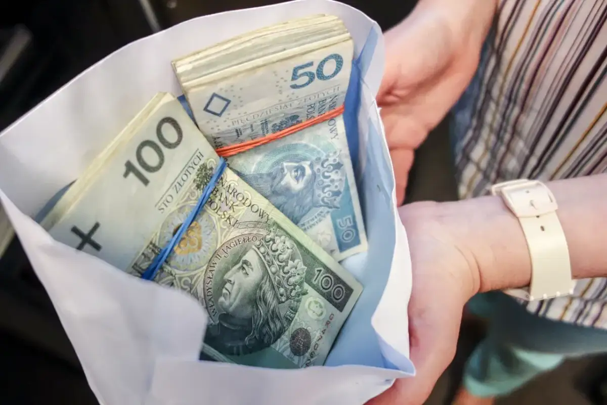 Koperta z pieniędzmi, stos banknotów 100 i 50 zł. Tyle na 18 urodziny od cioci i wujka.
