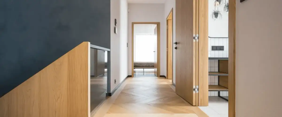 Jakie drzwi do drewnianej podłogi? Sprawdzone zasady i trendy