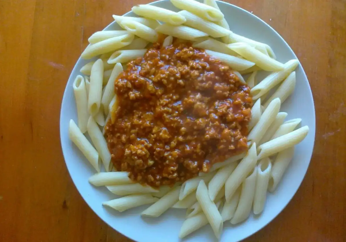 Penne z sosem bolońskim: Jak zrobić idealne ragù? Sekrety mistrzów