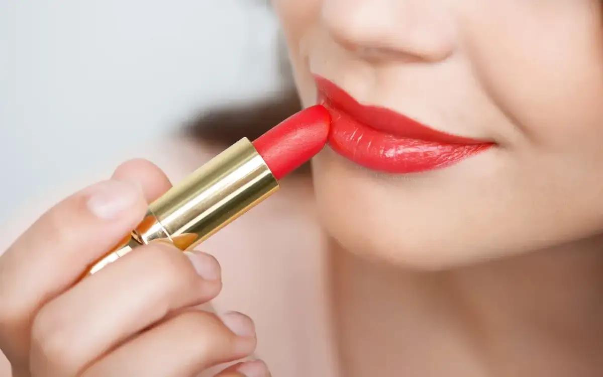 Jaka szminka odejmie Ci lat? Odkryj odmładzające kolory ust!