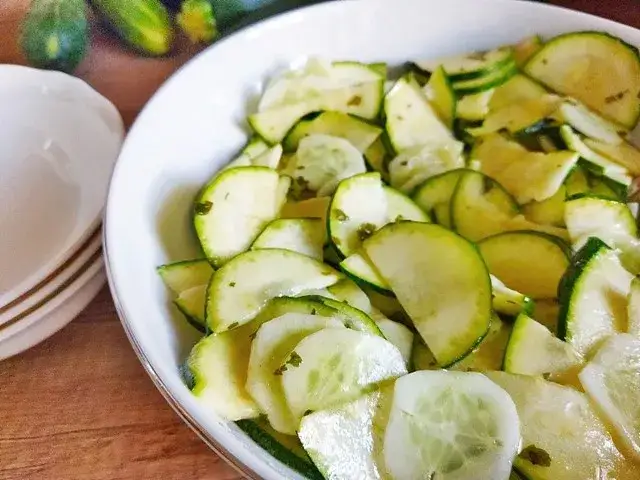 Jak zrobić surówkę z cukinii w 15 minut – prosta i zdrowa sałatka