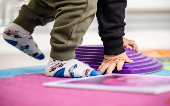 Stopy sensoryczne: Jak wspierają rozwój dzieci i rehabilitację?