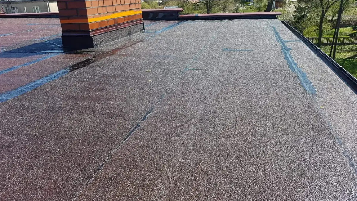 Jak ocieplić dach pokryty papą, by uniknąć problemów z wilgocią