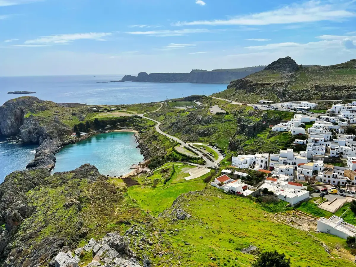 Widok na zatokę i białe domy Lindos, jednego z najpiękniejszych miejsc na Rodos.