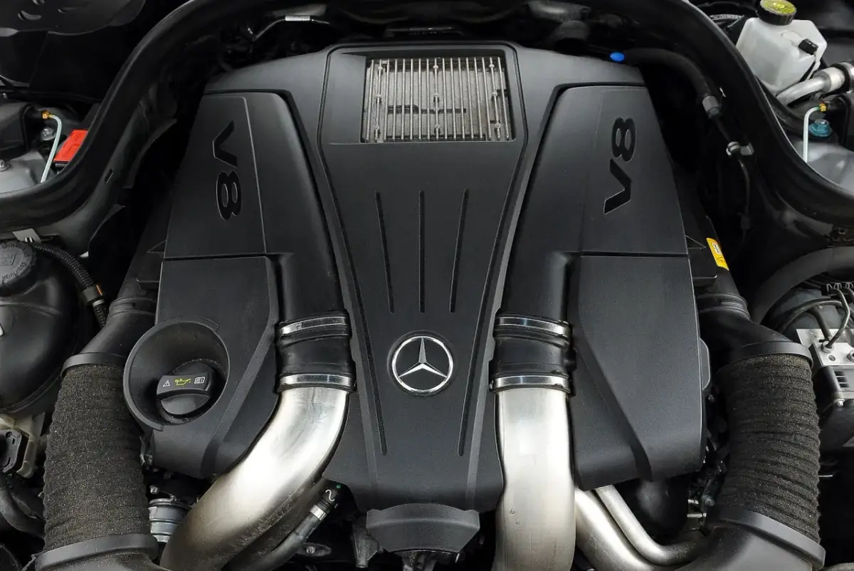 Mercedes W212 - jakie silniki benzynowe oferują najlepsze osiągi?