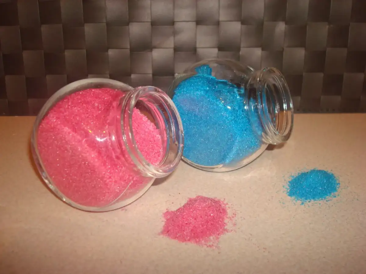 Kolorowy cukier do dekoracji szklanek: Prosty przepis na efekt "wow"