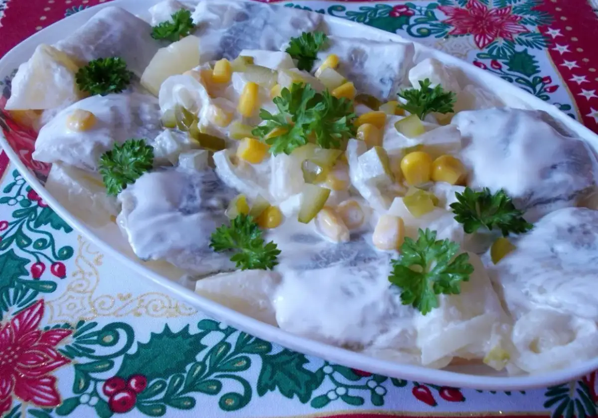 Śledzie z ananasem, kukurydzą i ogórkiem, polane kremowym sosem. Pyszna przekąska na święta.
