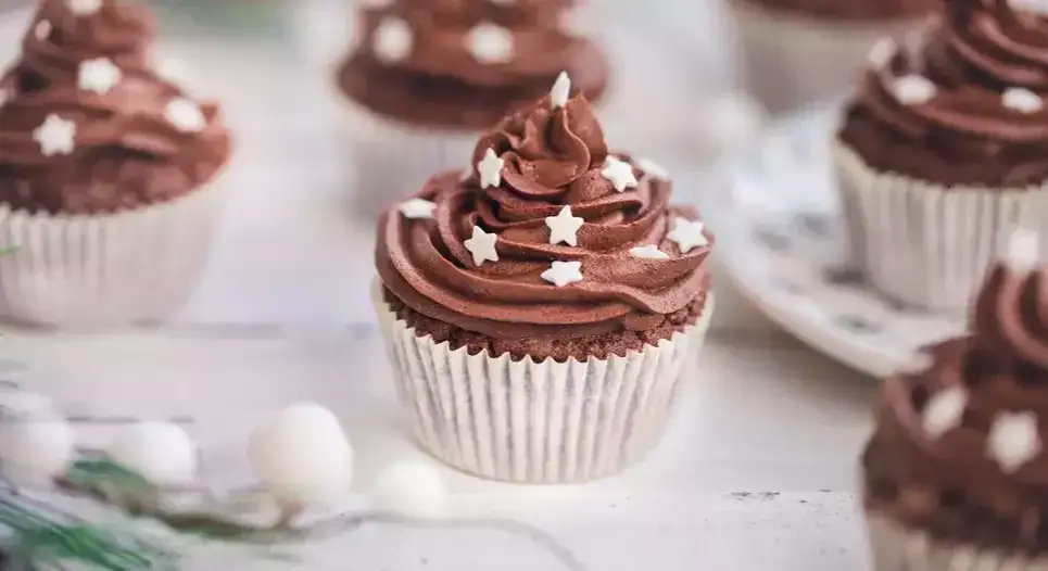 Jak udekorować babeczki pisakami: proste techniki i inspiracje