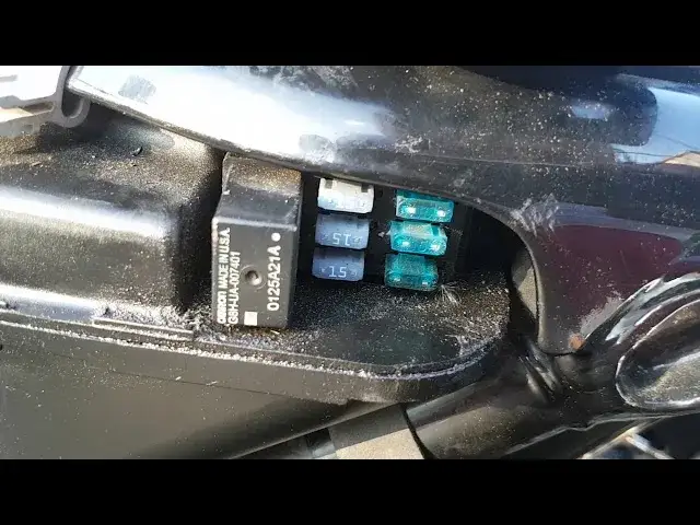 Gdzie są bezpieczniki w skuterze? Odkryj ich lokalizację i uniknij problemów