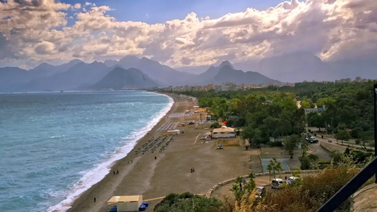 Antalya nad jakim morzem leży? Poznaj tajemnice Morza Śródziemnego w Turcji