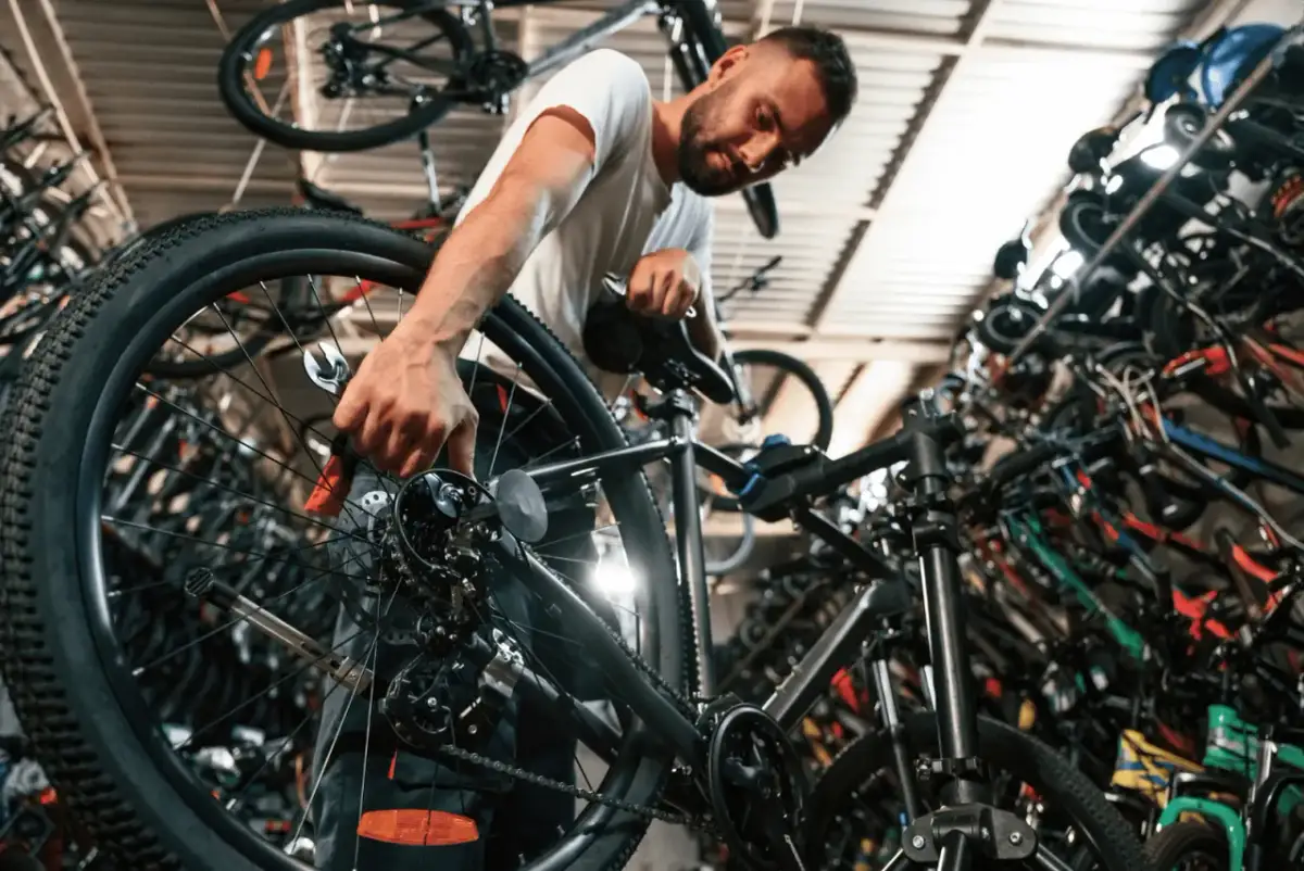 Jak zdjąć tylne koło w rowerze z hamulcami tarczowymi bez problemów