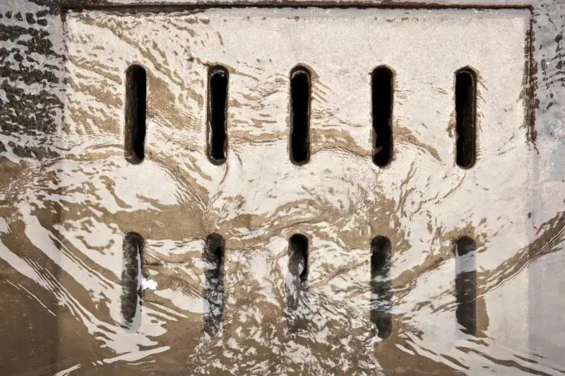 Jak zrobić odwodnienie budynku, aby uniknąć problemów z wilgocią