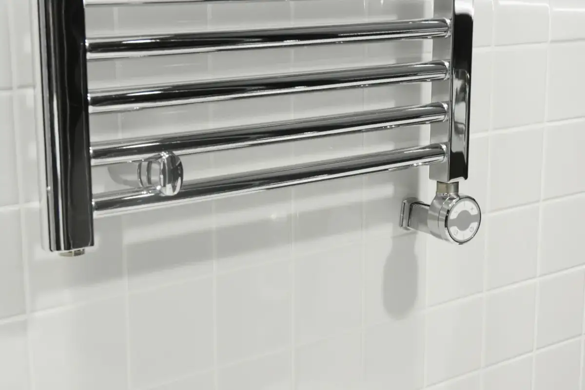 Montaż grzejnika łazienkowego: optymalna wysokość i bezpieczeństwo?