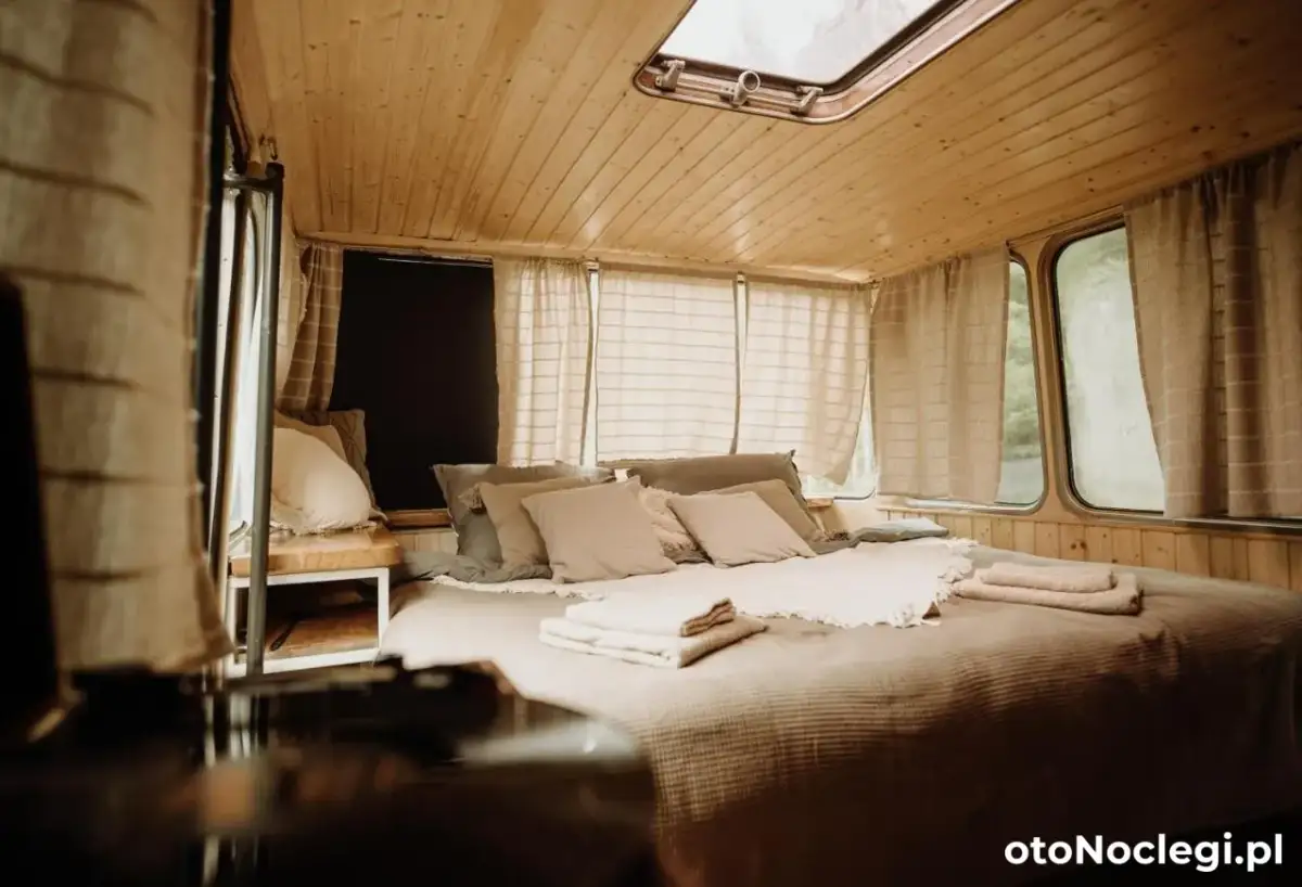 Nocleg tranzytowy: Przystanek w drodze, który oszczędzi Twój czas?