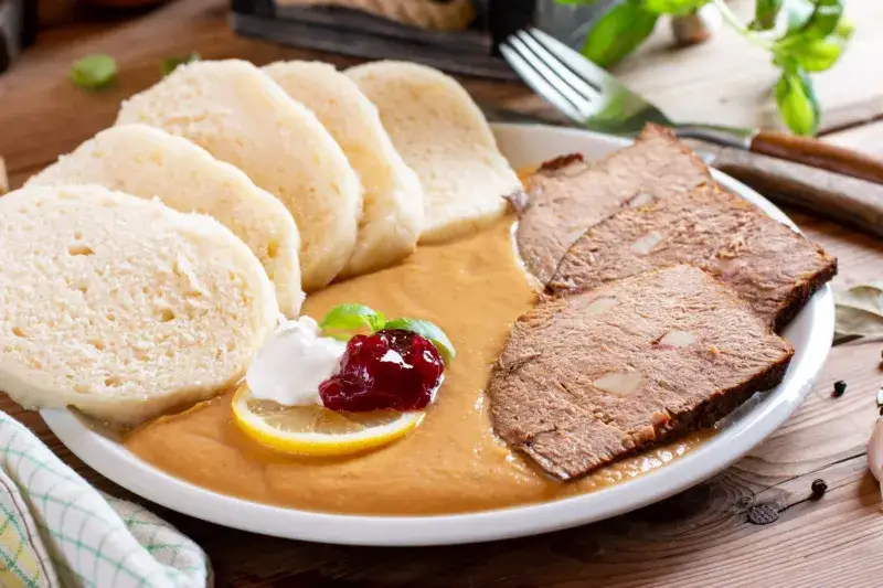 Co zjeść w Czechach? Najlepsze tradycyjne potrawy, które musisz spróbować