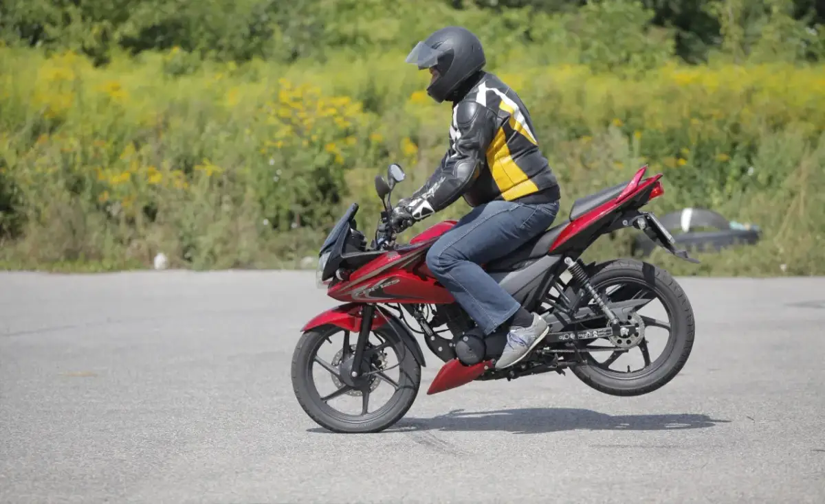 Czy po autostradzie można jechać motocyklem? Sprawdź przepisy i wymagania