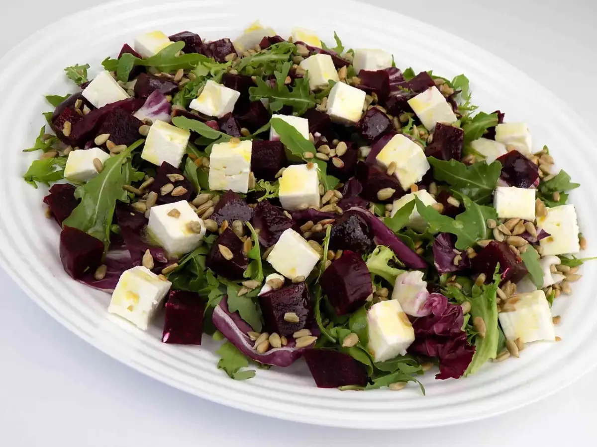 Sałatka z burakami i fetą, z rukolą, ziarnami słonecznika i czerwoną cykorią.