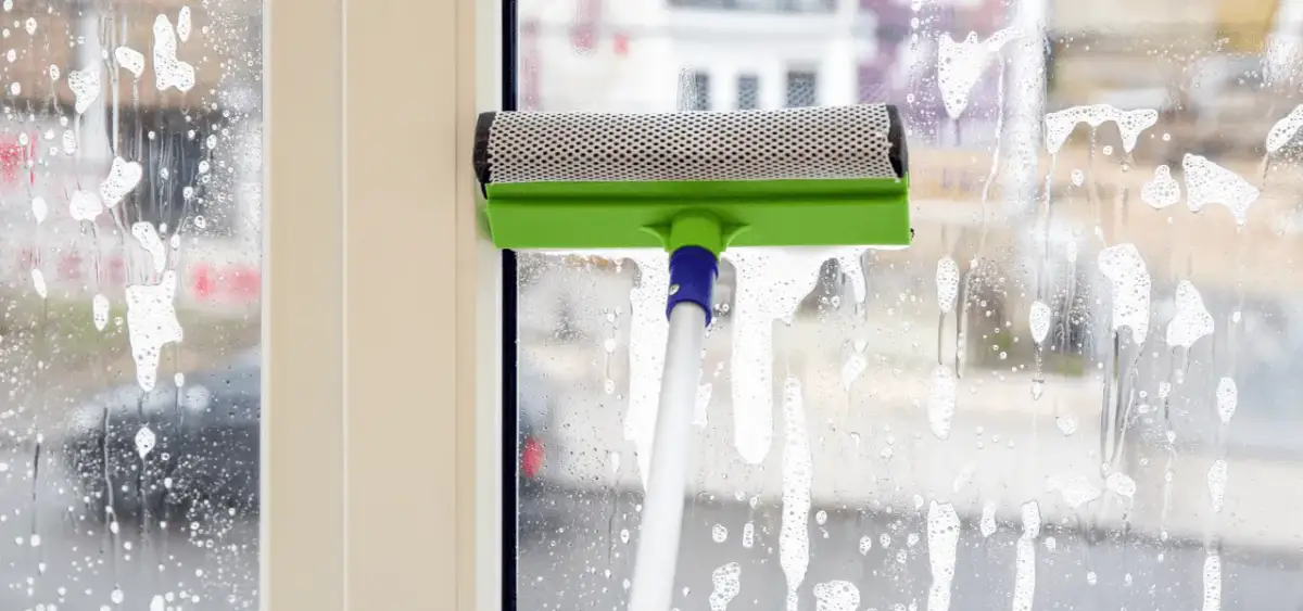 Ile kosztuje mycie okien? Realne ceny i porady z forów!