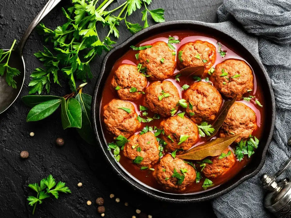 Pulpety w sosie pomidorowym: Jakie dodatki wybrać? Klasyka i fit