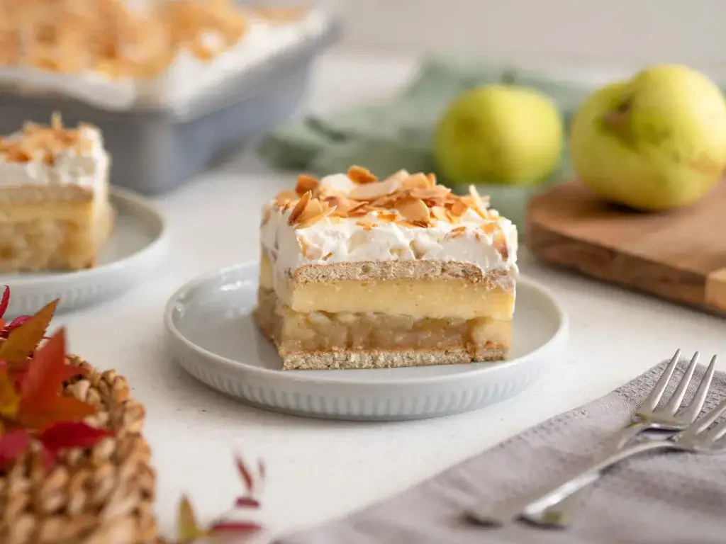 Ciasto śmietnik z jabłkami - prosty przepis na pyszny deser