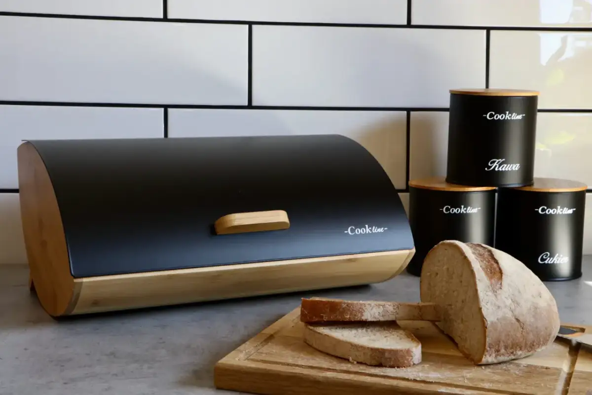 Koniec z pleśnią w chlebaku! Odkryj sekrety świeżego chleba