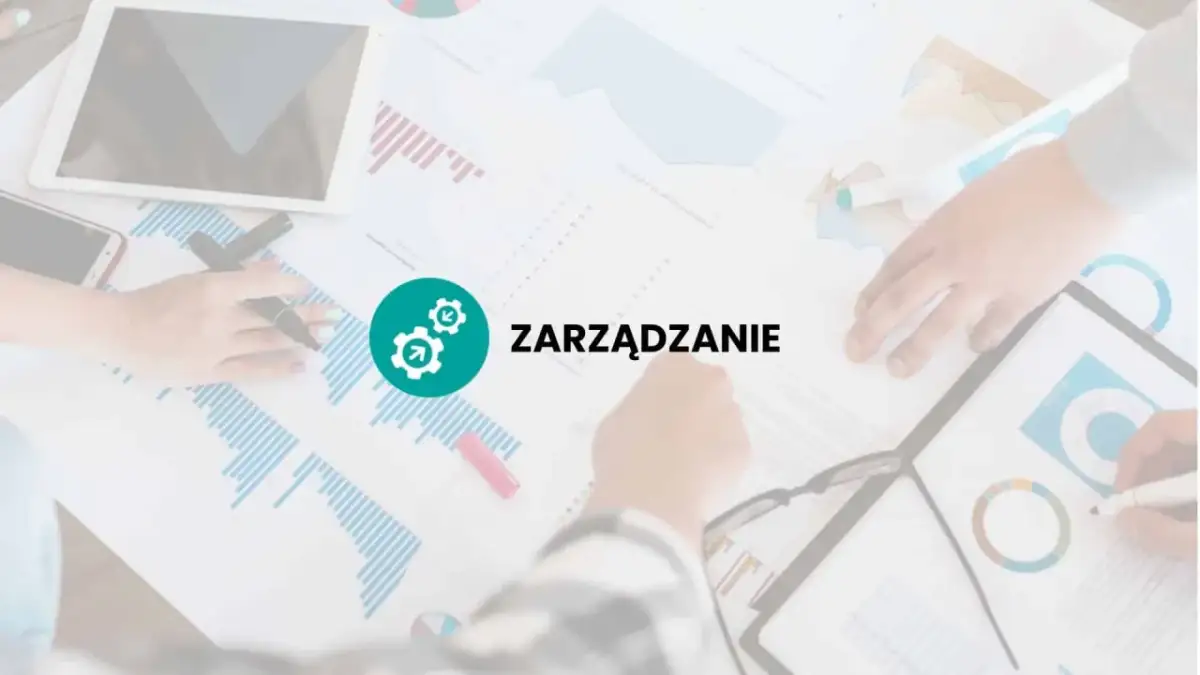 Grafika z ikoną kół zębatych i napisem "ZARZĄDZANIE" na tle dokumentów z wykresami.