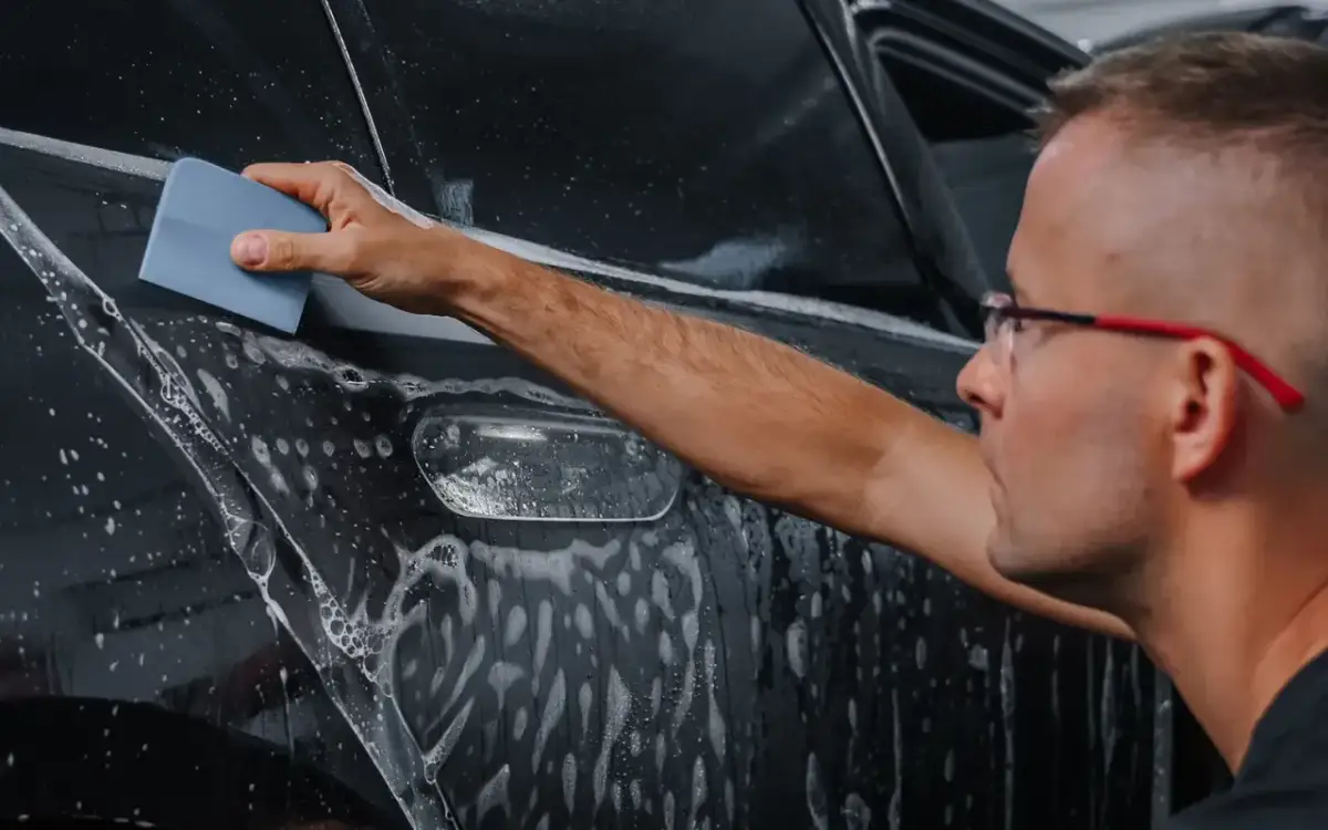 Aplikacja folii PPF na lakier samochodu. To ochrona przed zarysowaniami.