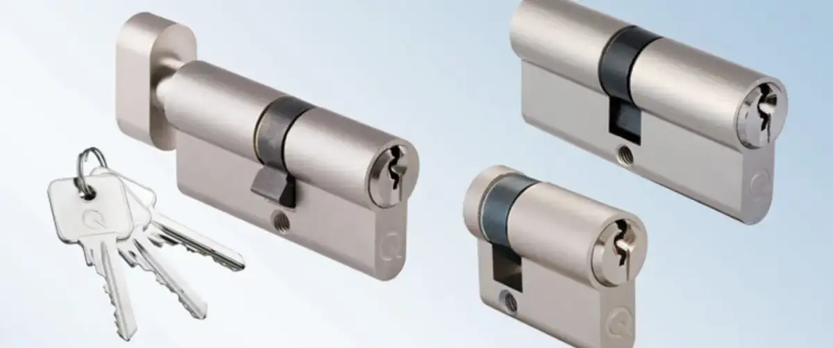 Trzy wkładki do drzwi i komplet kluczy. Dowiedz się, jak zmierzyć wkładkę do drzwi, aby wybrać odpowiedni rozmiar.