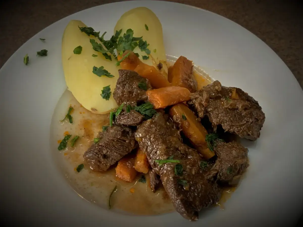 Ile gotować wołowinę w szybkowarze, aby uniknąć twardego mięsa?