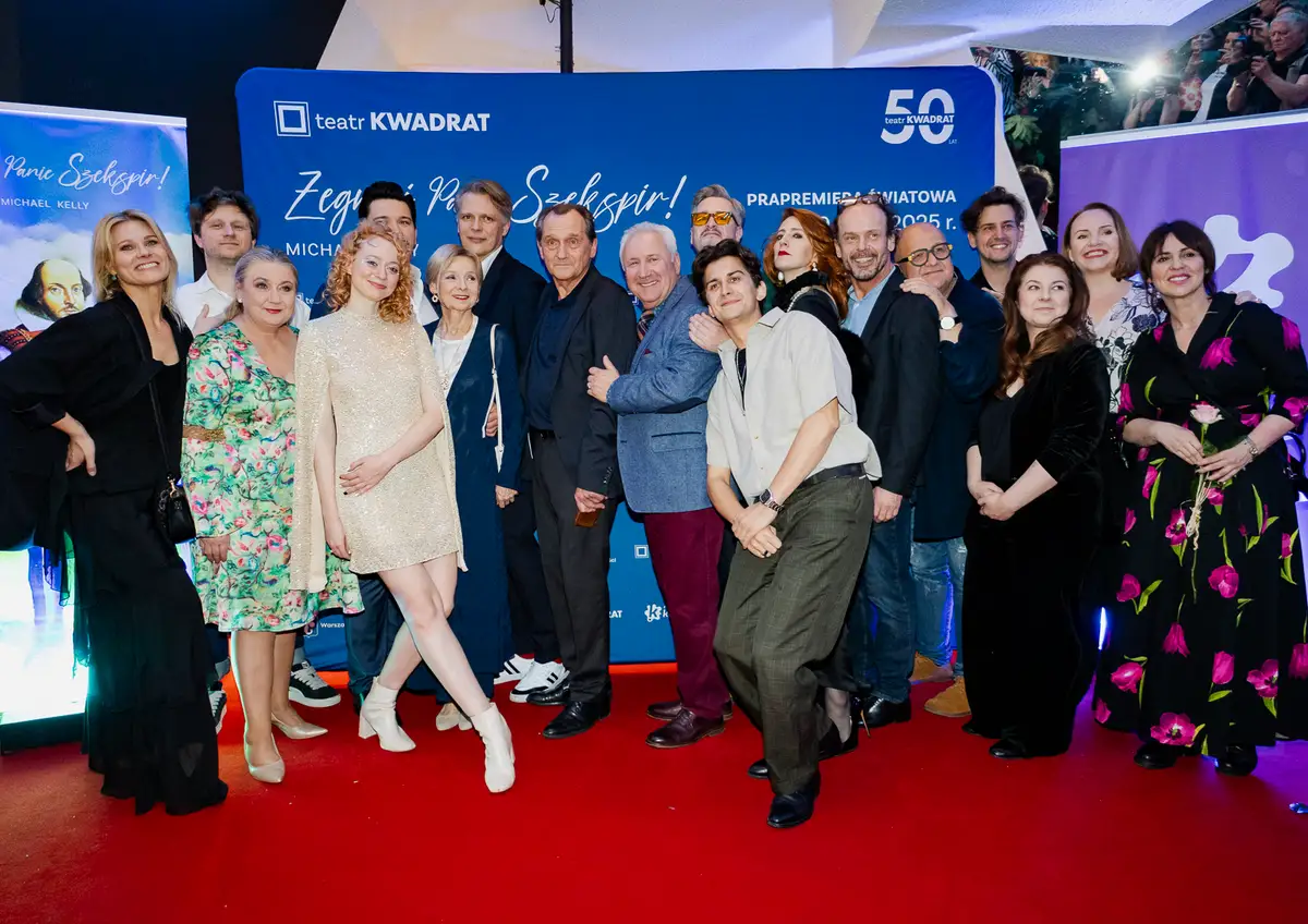 Obsada spektaklu "Pan Szekspir za jakie grzechy" Teatru Kwadrat pozuje do zdjęcia.