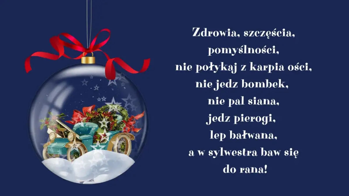 Szklana bombka z zabytkowym autem i wieńcem, zawieszona na czerwonej wstążce.
