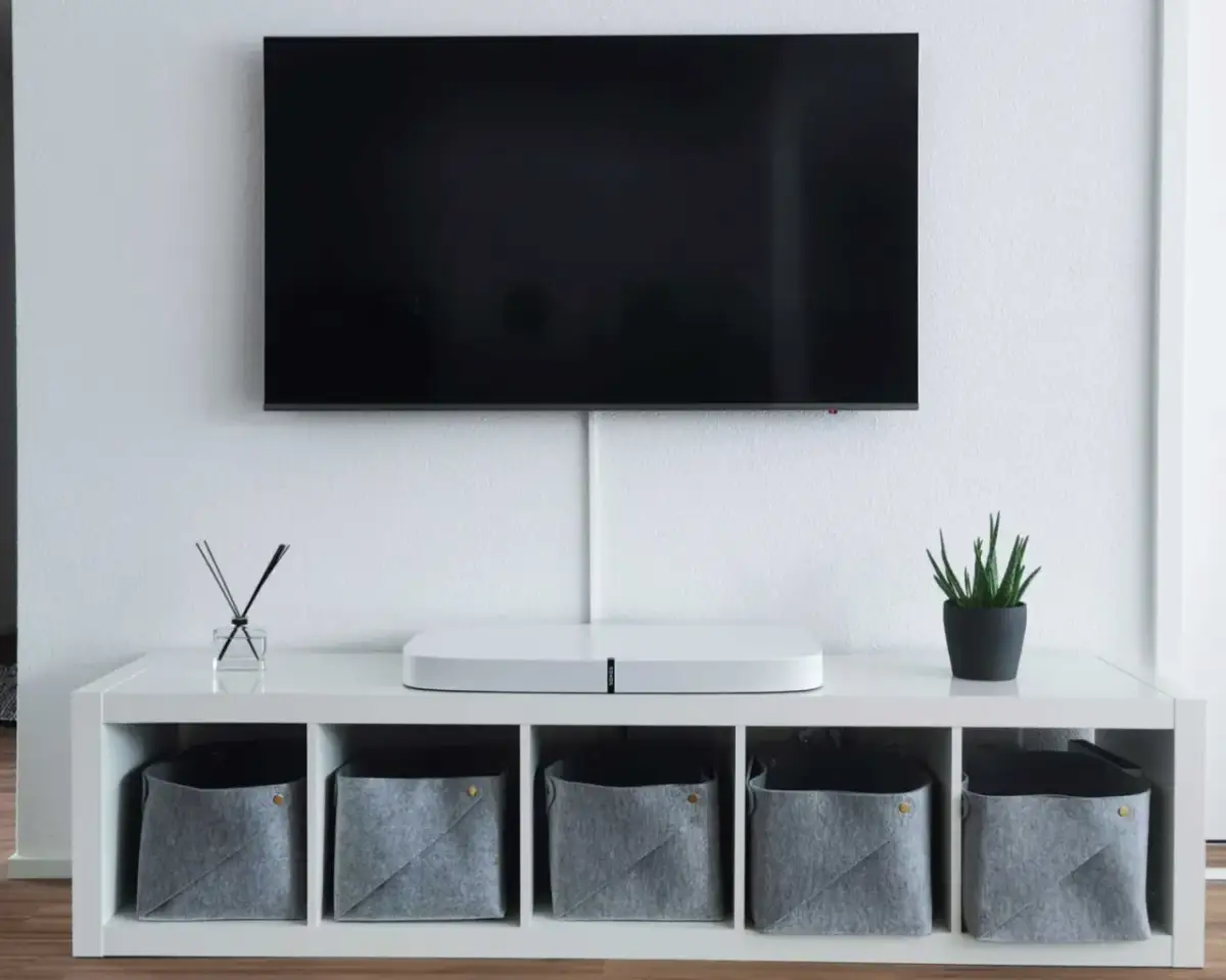 Gdzie dekoder przy wiszącym telewizorze? Oto najlepsze rozwiązania