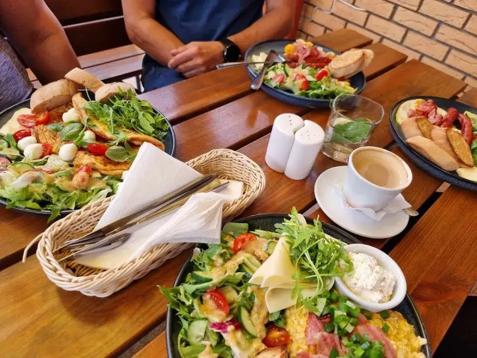 Gdzie zjeść w Pogorzelicy? TOP miejsca na rybę, pizzę i obiady!