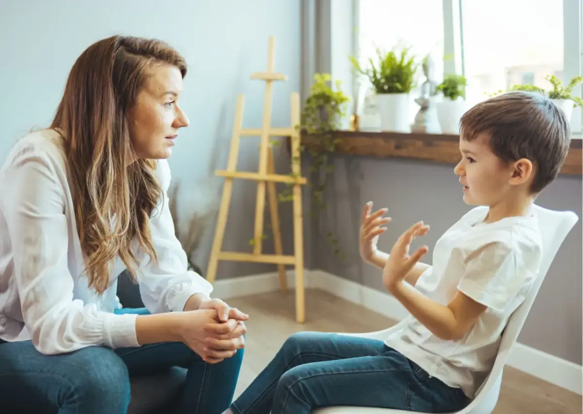 Kobieta i dziecko rozmawiają. To ważna rozmowa o tym, jak rozmawiać z dzieckiem o samobójstwie rodzica.