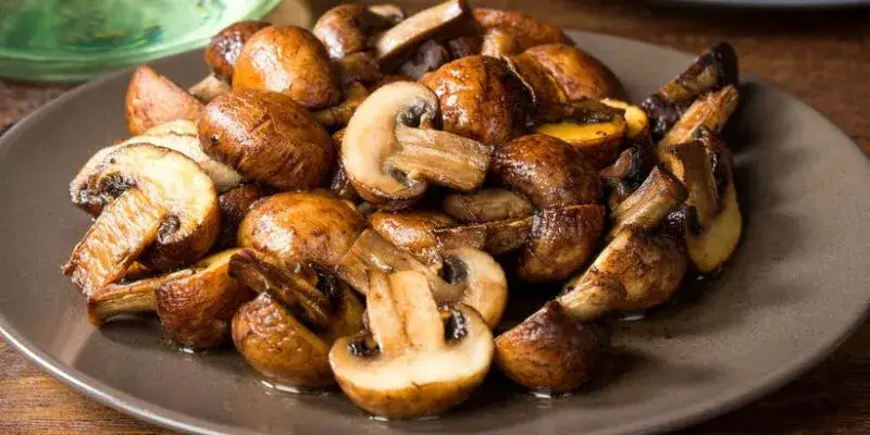 Najlepsze przyprawy do sosu pieczarkowego – jak uzyskać idealny smak i aromat