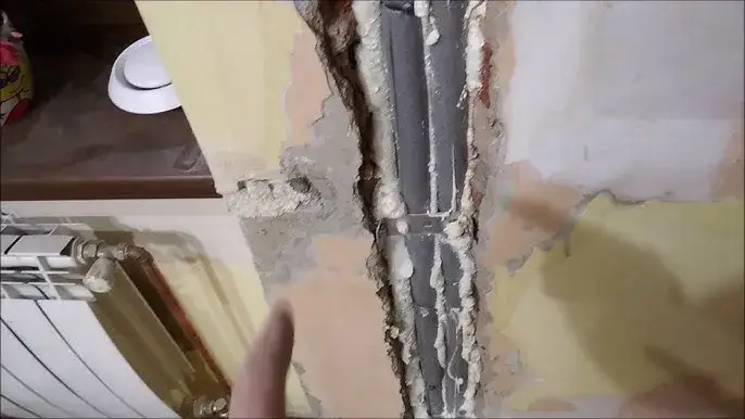 Czym wypełnić bruzdy z rurami, aby uniknąć problemów z wilgocią?