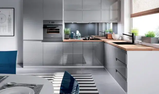 Jak wykończyć ścianę między szafkami w kuchni – 10 praktycznych rozwiązań