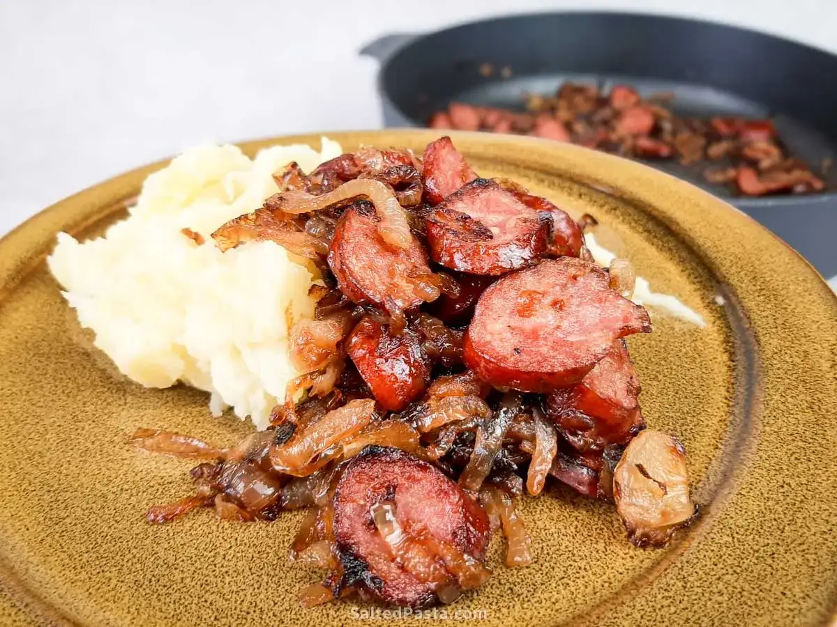 Szybki przepis na kiełbasę smażoną z cebulą, który zachwyci smakoszy