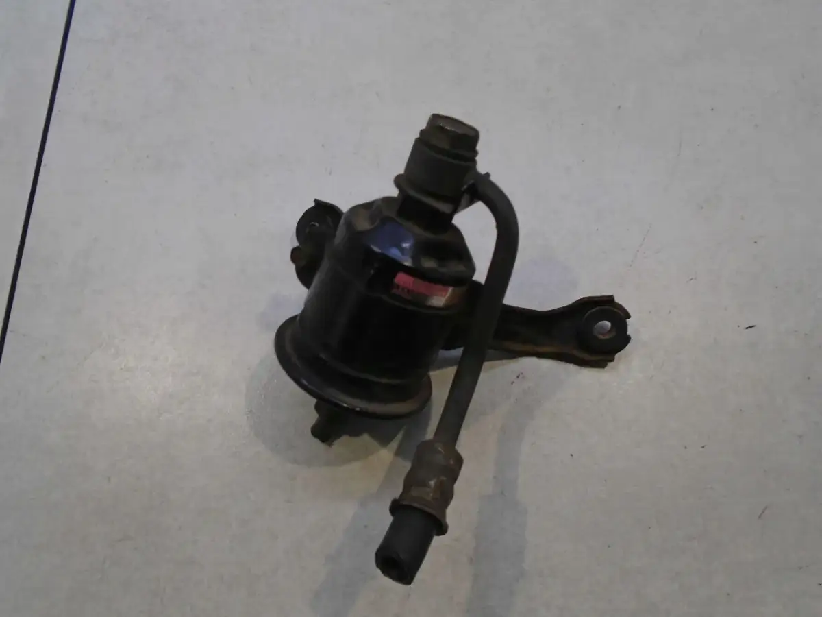 Filtr paliwa do Toyoty RAV4 2.0 benzyna, element układu paliwowego, gotowy do montażu.