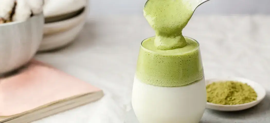 Jak smakuje matcha? Odkryj jej wyjątkowy smak i różnice z zieloną herbatą