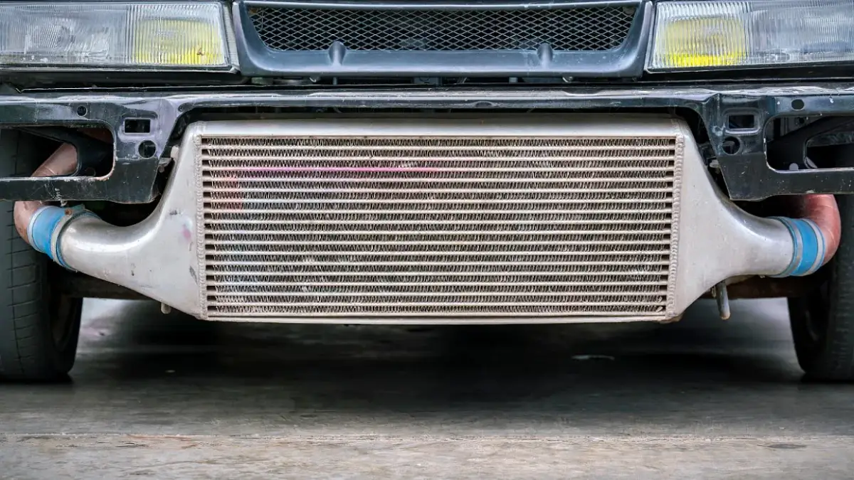 Twój intercooler woła o pomoc? Wyczyść go i odzyskaj moc silnika!