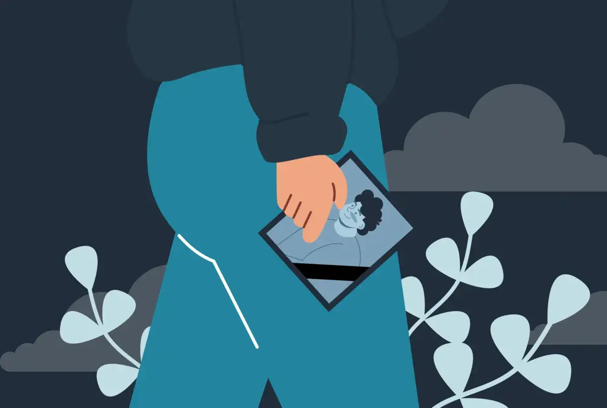 Osoba trzyma zdjęcie bliskiej osoby, zastanawiając się, czy żałoba jest obowiązkowa.