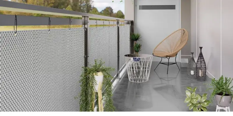 Jak skutecznie odgrodzić się od sąsiadów na balkonie w bloku