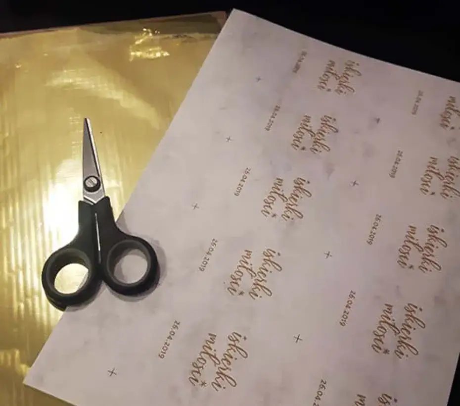 Złocenia na zaproszeniach DIY: 4 techniki na luksusowy efekt