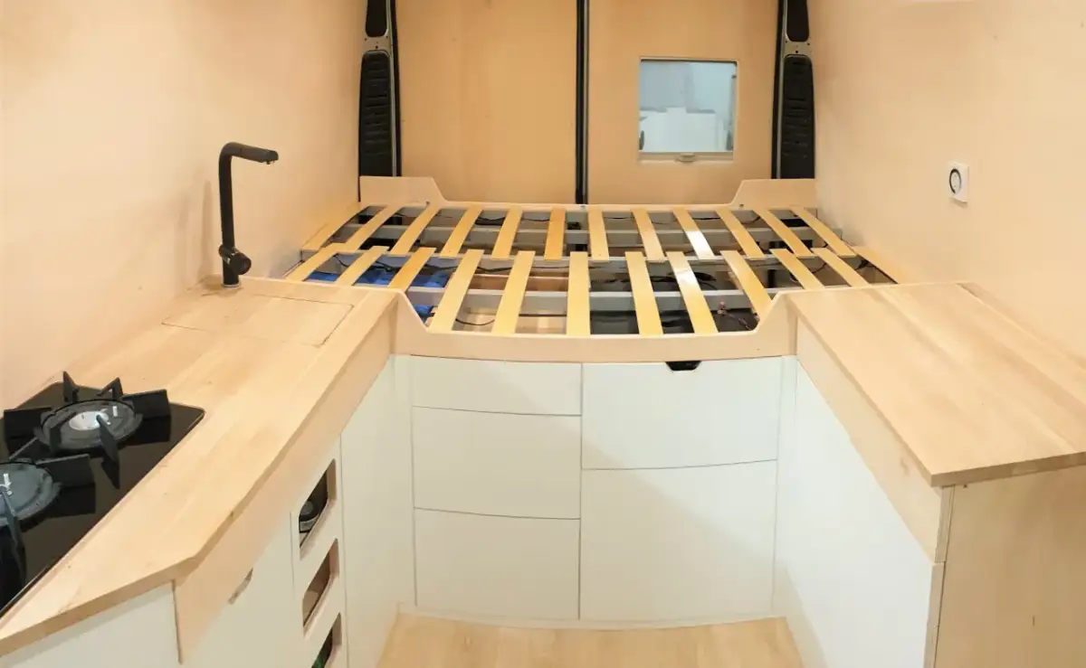 Jak zrobić meble do przyczepy kempingowej? Praktyczny poradnik DIY