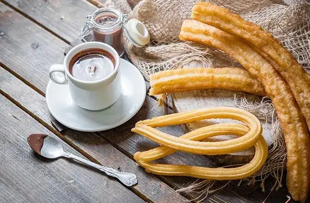 Receta auténtica de churros madrileños: secretos y tradiciones deliciosas