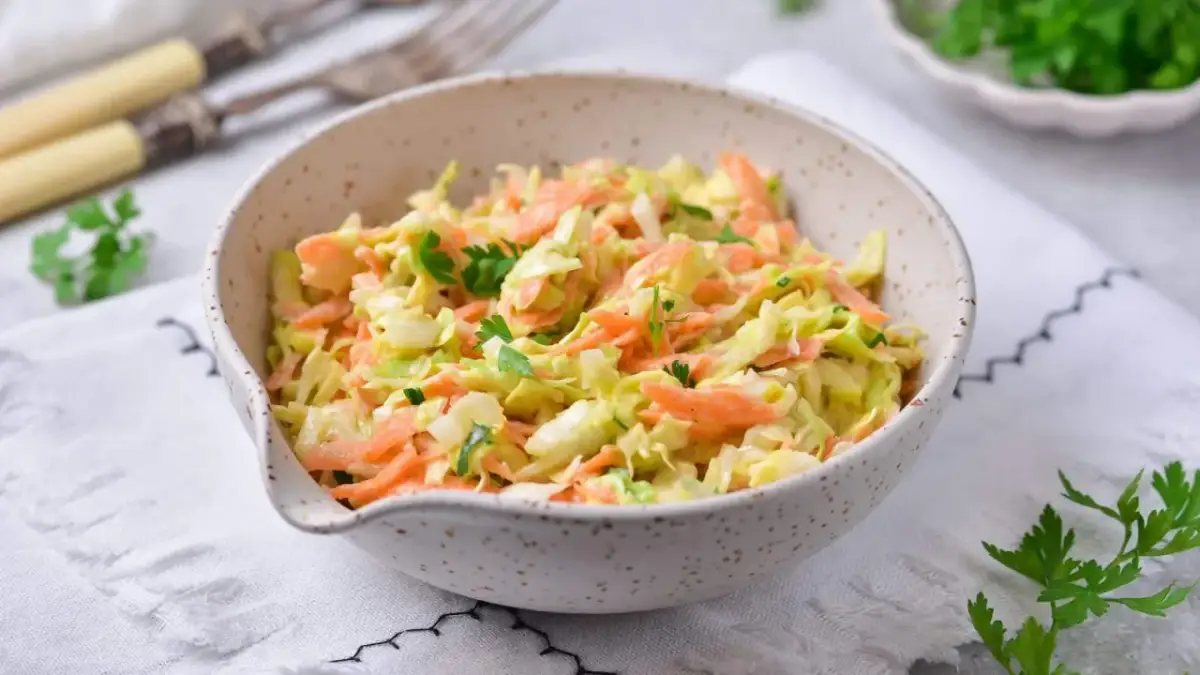 Jak zrobić surówkę z białej kapusty, która zachwyci każdego gościa