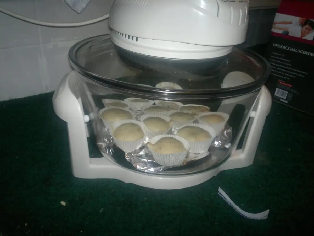 Kombiwary z pieczonymi babeczkami w papierowych foremkach.