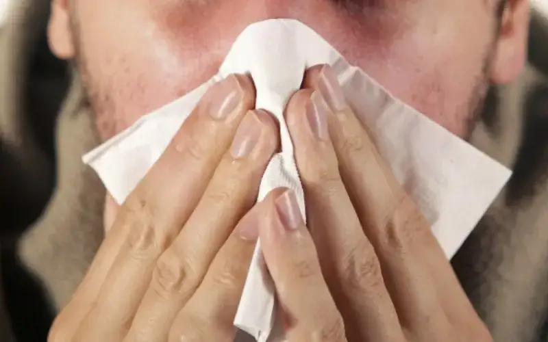 Katar alergiczny objawy – poznaj niepokojące symptomy alergii