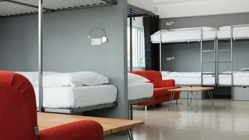 Jak wygląda nocleg w hostelu? Odkryj komfort i atmosferę taniego zakwaterowania
